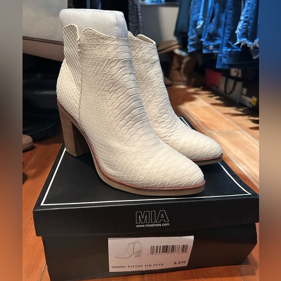 Mia Patton Ivory Python Faux Leather Western Style Bootie - Size 8 - Picture 4 of 7